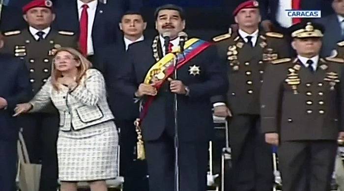 Maduroren kontrako erasoko leherketaren unea, Venezuleako presidentea Caracasen hitzaldia ematen ari zenean. VENEVISION