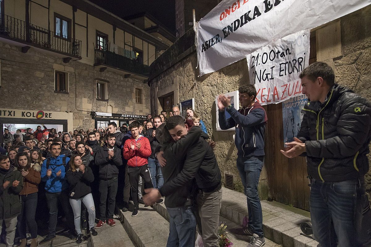 Arratsaldean Iruñeko espetxetik irten ostean, gazteei harrera egin zieten iluntzean Errenterian. ANDONI CANELLADA / ARGAZKI PRESS.