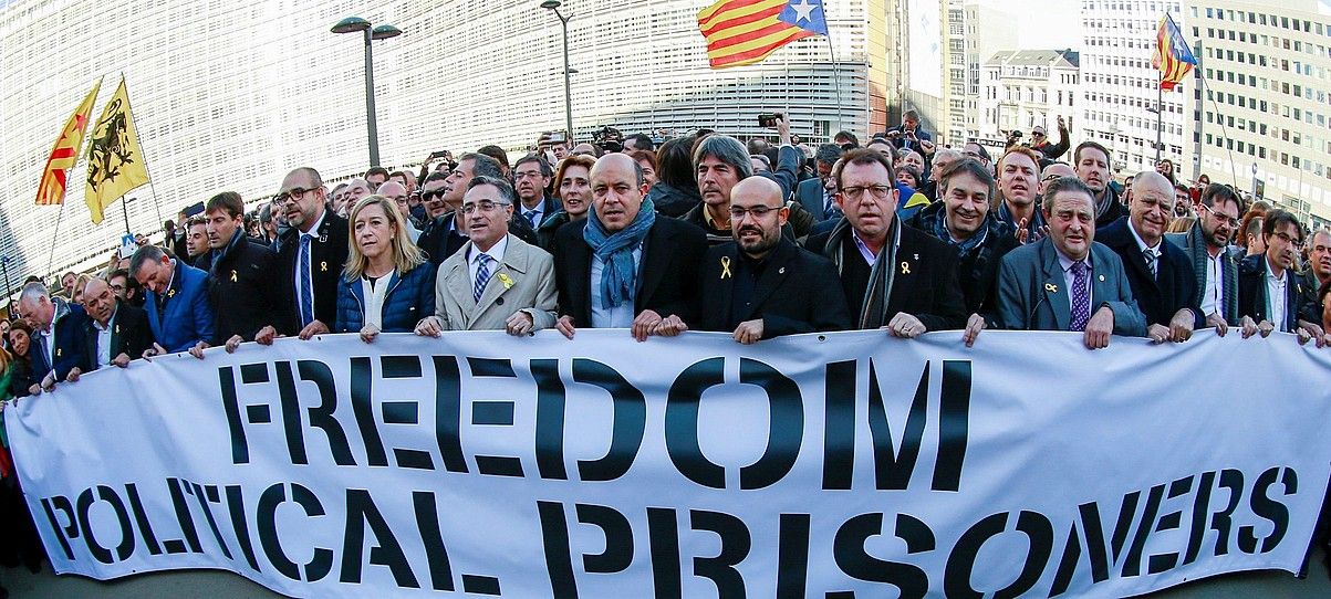 Bruselara joandako alkate katalanak Carles Puigdemont presidentea agurtzen, atzo. STEPHANIE LECOCQ / EFE.