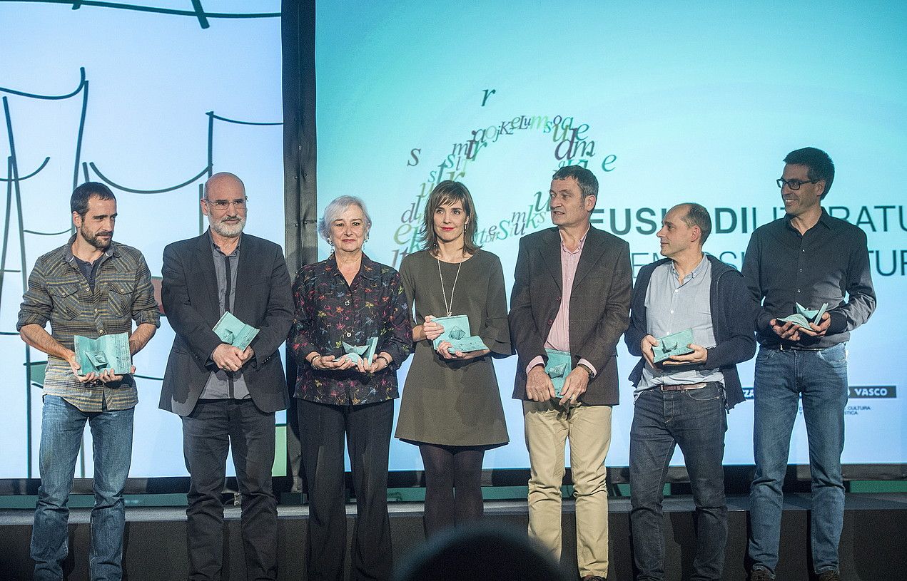 Euskadi Literatura Sarien banaketa ekitaldia egin zuten atzo, Bilboko Azkuna zentroan. Irudian, sarituak. MARISOL RAMIREZ / ARGAZKI PRESS.