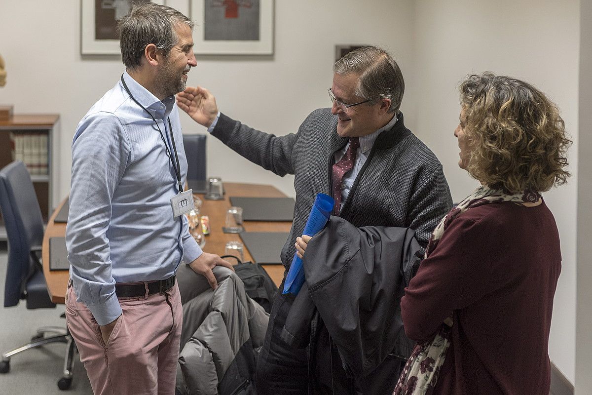 Andoitz Korta eta Jose Luis Cuesta, atzo, Memoria lantaldean elkar agurtzen. JUANAN RUIZ / ARGAZKI PRESS.