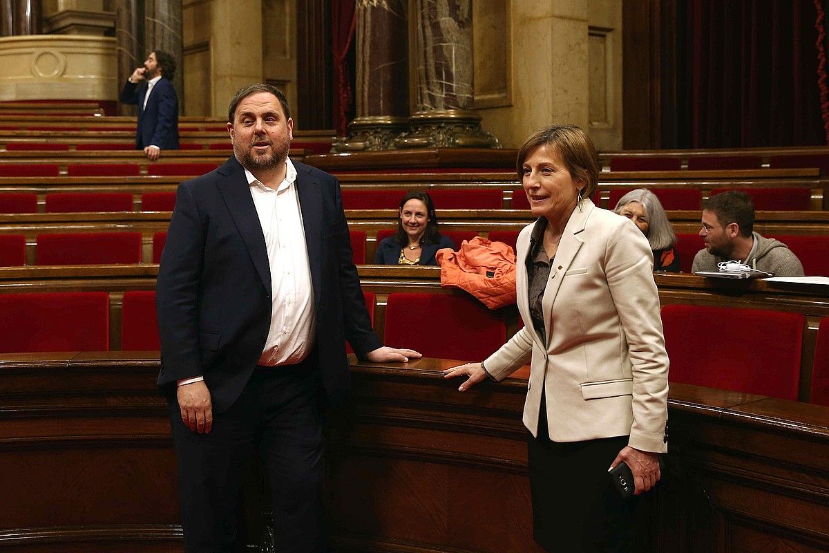 Oriol Junqueras presidenteordea eta Carme Forcadell parlamentuko presidentea, artxiboko irudi batean. TONI ALBIR / EFE.