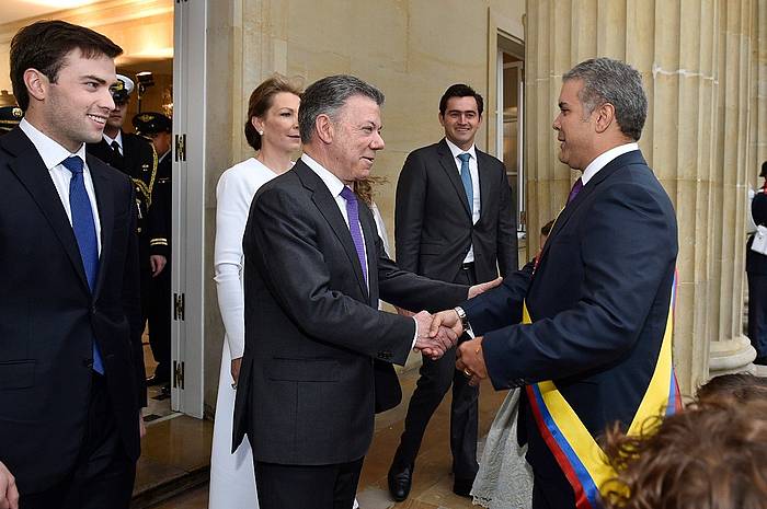 Juan Manuel Santos presidente ohia, Ivan Duque estatuburu berriari harrera egiten. EFE
