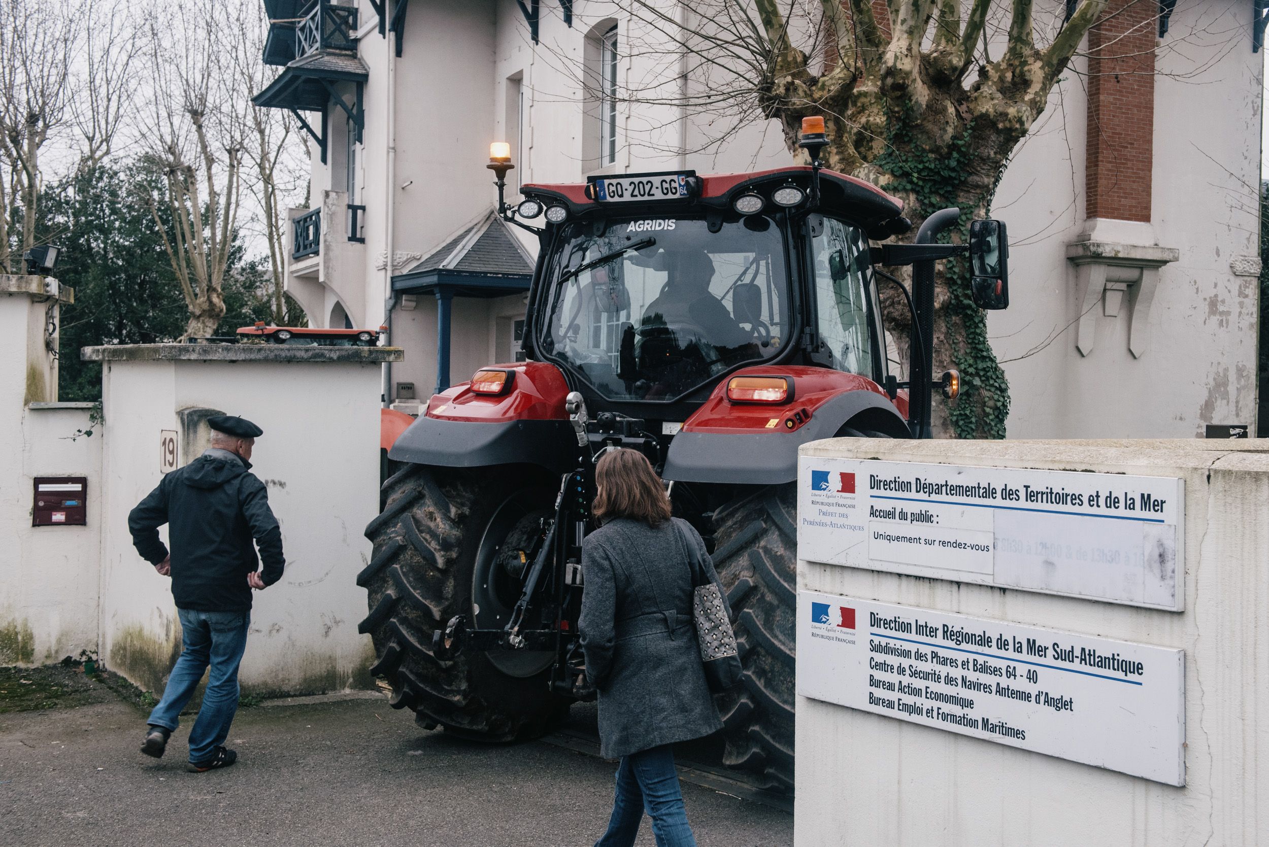 (ID_13569510) (Guillaume Fauveau/EZEZAGUNA) Des agriculteurs du syndicat ELB s\'introduisent dans les les locaux de la DDTM à Angl...