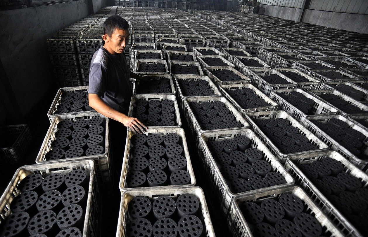 Behargin bat Qingdaon (Txina), ikatz blokeak fabrikatzen dituzten lantegi batean, 2010ean. WU HONG / EFE.