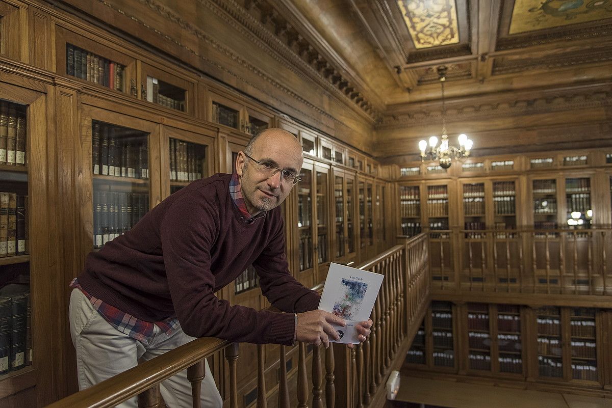 Luis Garde idazlea, hilaren 10ean, Barbaroak baratzean poema liburuaren aurkezpenean, Donostian. ANDONI CANELLADA / ARGAZKI PRESS.