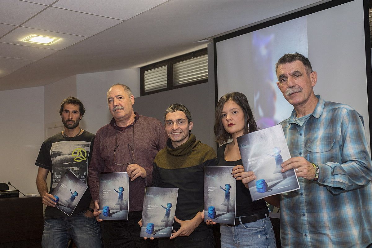 Ekai Prieto, Iñaki Barrutia, Inaxio Oiartzabal, Olatz Iglesias Mujika eta Joxe Mari Agirretxe Porrotx, haur motxiladunen dosierraren aurkezpenean, atzo. J. C. RUIZ / ARP. Ekai Prieto, Iñaki Barrutia, Inaxio Oiartzabal, Olatz Iglesias Mujika eta Joxe Mari Agirretxe Porrotx, haur motxiladunen dosierraren aurkezpenean, atzo. J. C. RUIZ / ARP.
