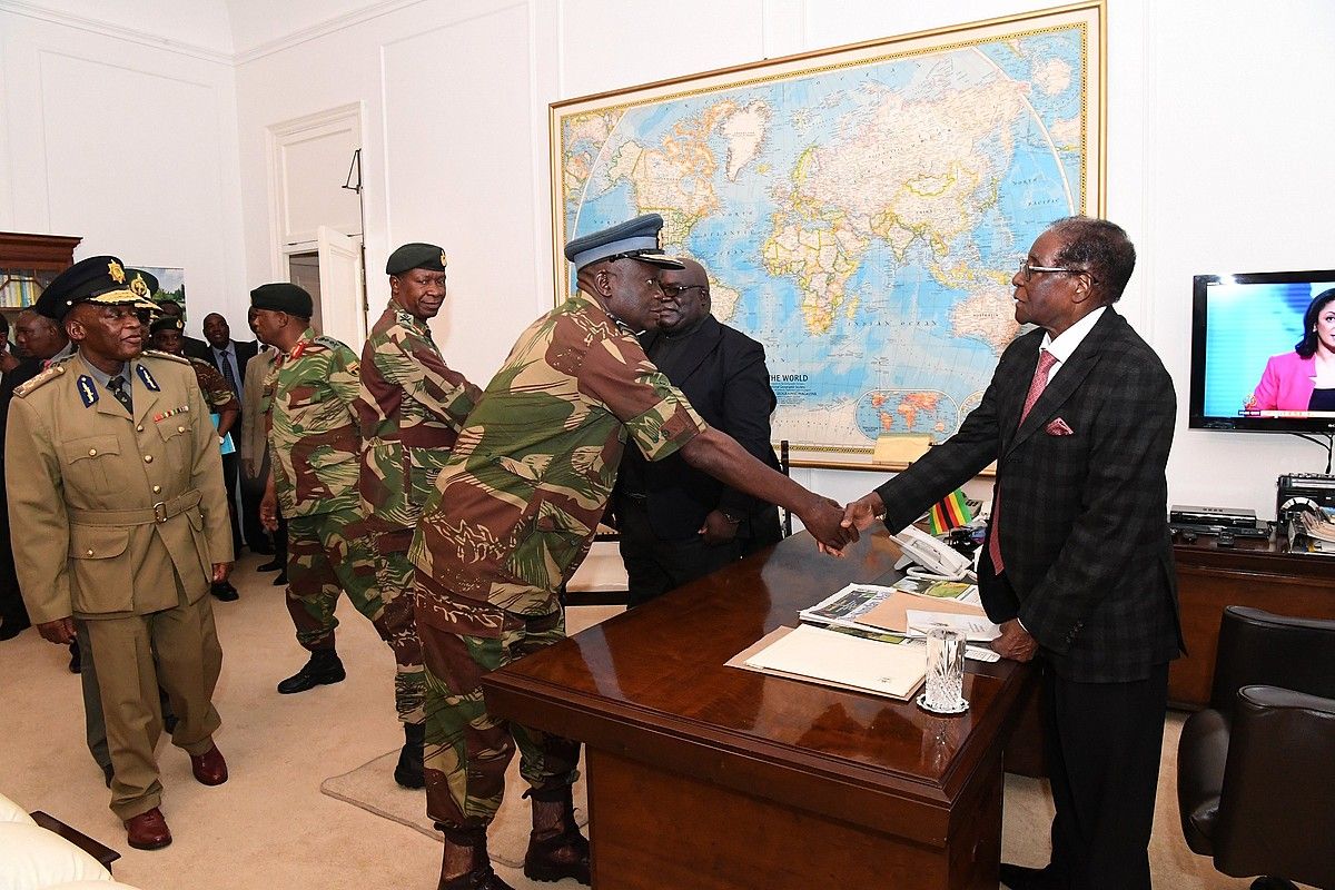 Mugabe, Shiri komandanteari eskua ematen, militarrekin eginiko bilera baten ostean, herenegun. THE HERALD / EFE.