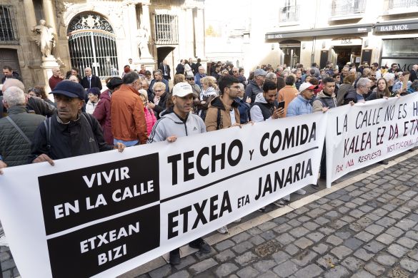 Karrikan bizi direnentzat neurriak eskatzeko protesta, iazko azaroan, Iruñeko Udaletxe plazan. IÑIGO URIZ / FOKUetxe plazan. 