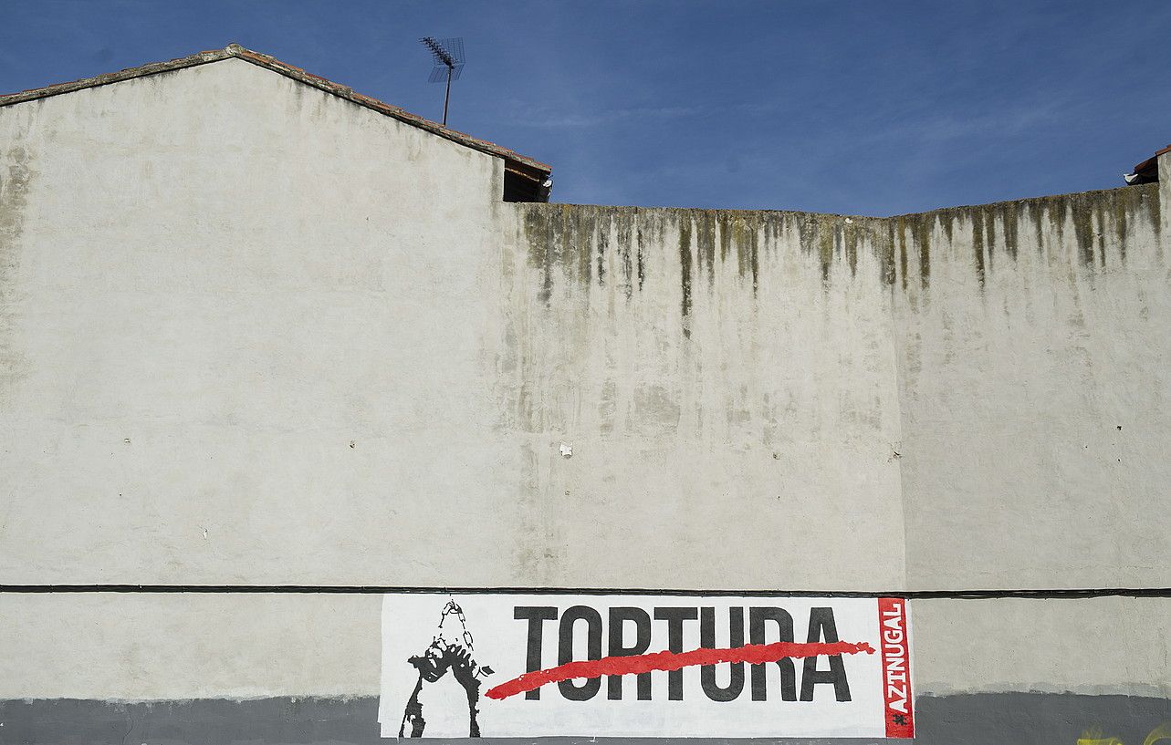 Burlatan torturaren aurka eginiko mural bat, iazko apirilean. JAGOBA MANTEROLA / ARP.