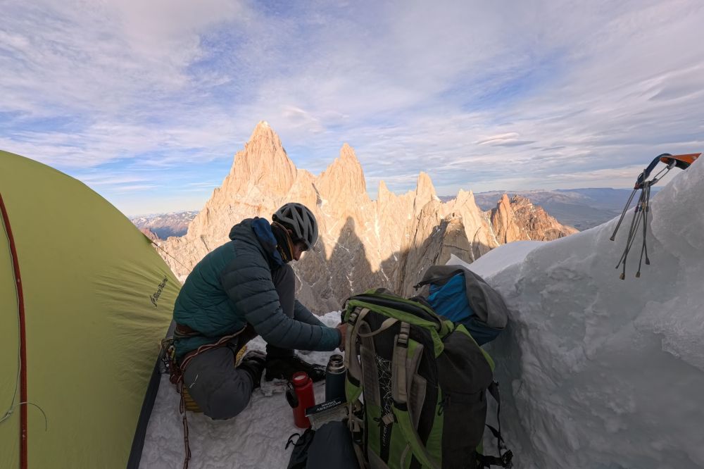 Tasio Martin Patagoniako Cerro Torre mendia eskalatzen
