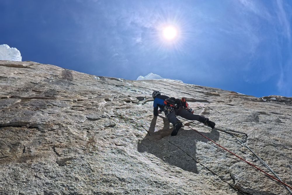 Tasio Martin Patagoniako Cerro Torre mendia eskalatzen