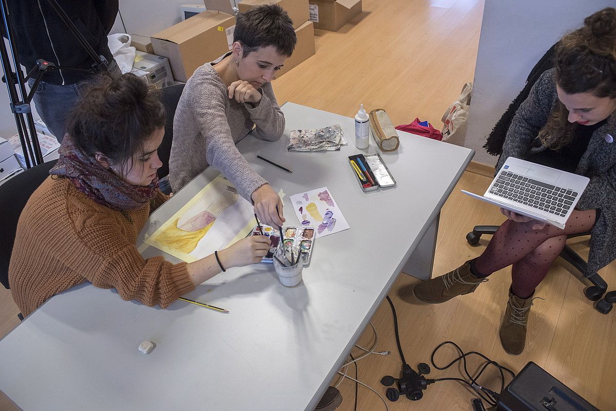 Malen Amenabar, Mariñe Arbeo eta Ane Labaka, joan den astelehenean, BERRIAren Andoaingo egoitzan. JUAN CARLOS RUIZ / ARGAZKI PRESS.