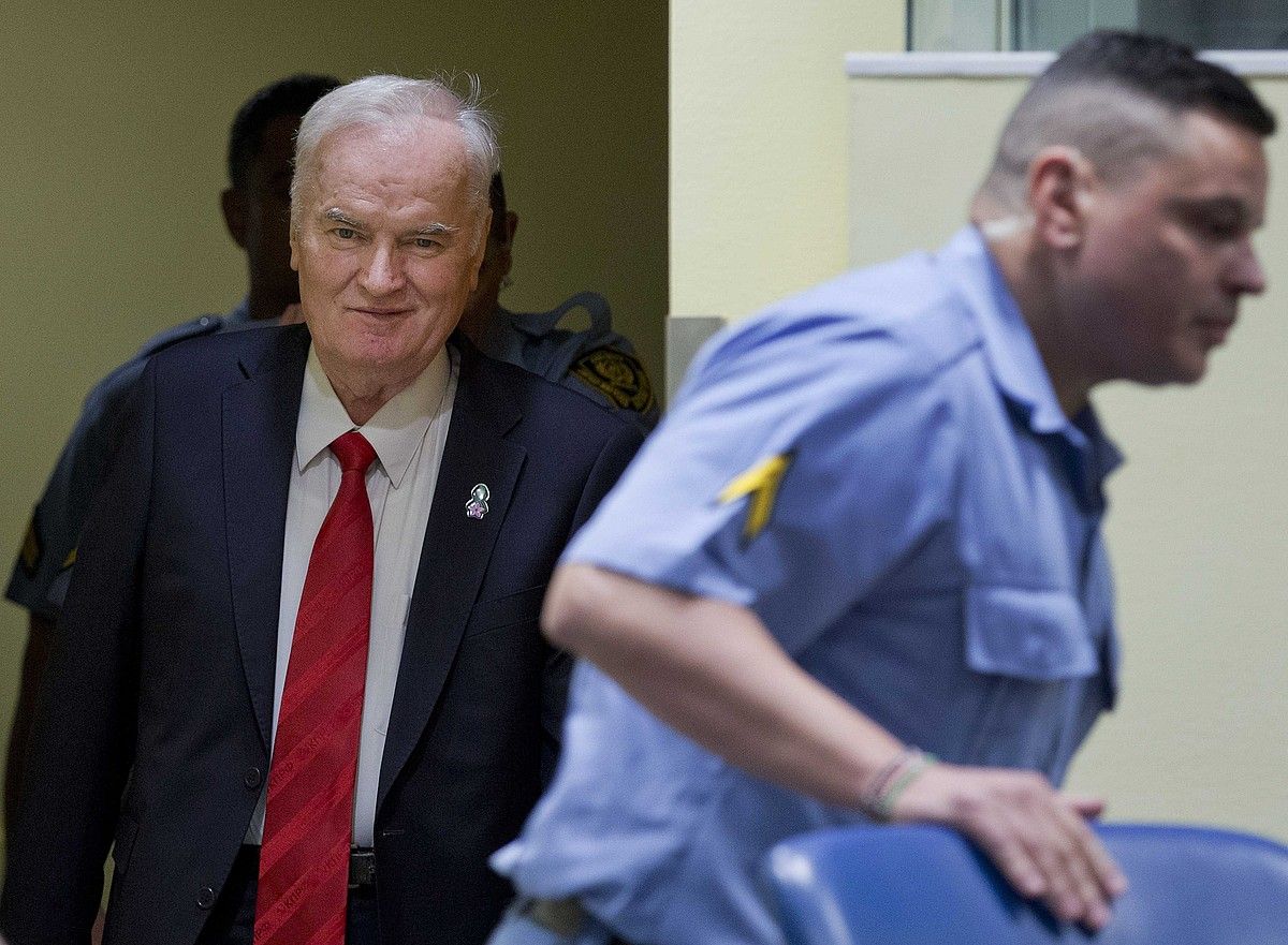 Ratko Mladic Bosniako indar serbiarren buruzagi izandakoa atzo Hagan, haren kontrako epaiketara iristen. PETER DEJONG / EFE. Ratko Mladic Bosniako indar serbiarren buruzagi izandakoa atzo Hagan, haren kontrako epaiketara iristen. PETER DEJONG / EFE.