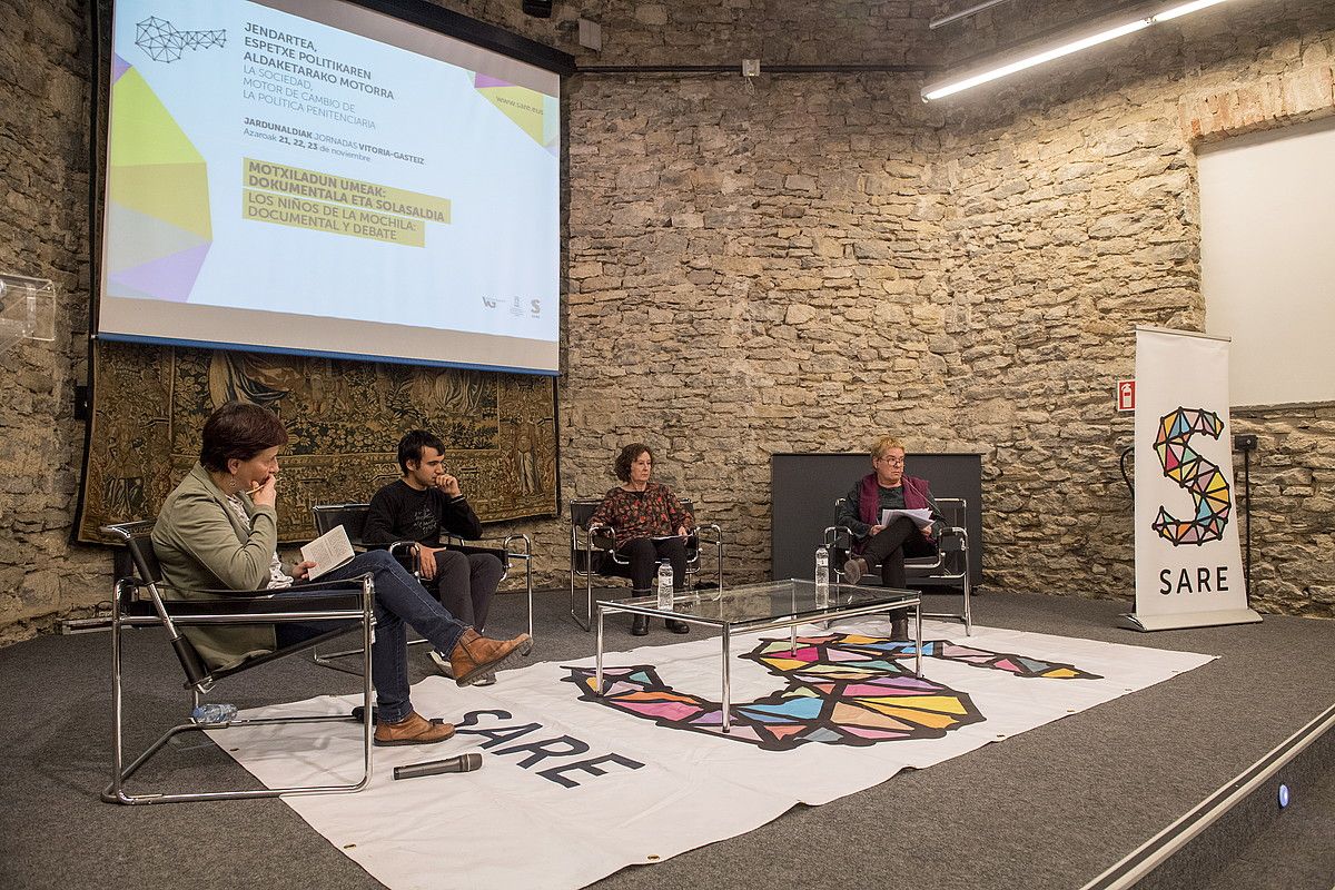 Haur motxiladunei buruzko lekukotzak entzun ziren atzo Gasteizen. JUANAN RUIZ / ARGAZKI PRESS. Haur motxiladunei buruzko lekukotzak entzun ziren atzo Gasteizen. JUANAN RUIZ / ARGAZKI PRESS.