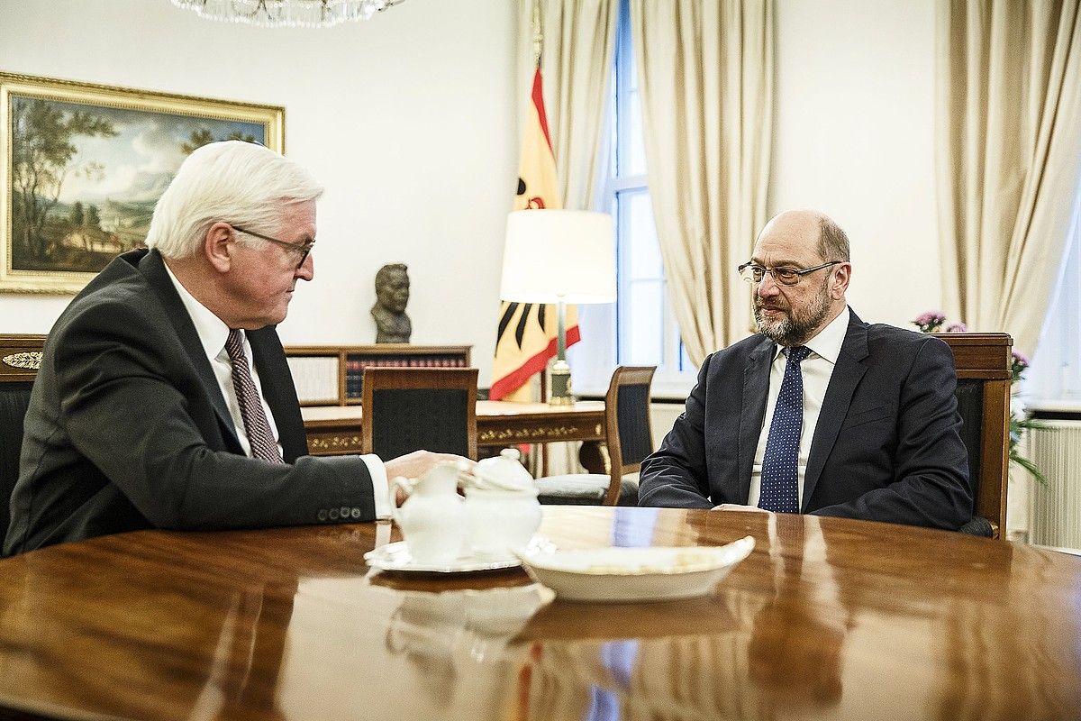 Frank Walter Steinmeier eta Martin Schulz, Berlinen, atzo. JESCO DENZEL / EFE. Frank Walter Steinmeier eta Martin Schulz, Berlinen, atzo. JESCO DENZEL / EFE.