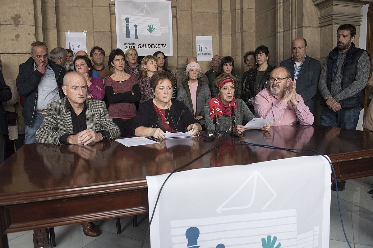 Donostia Galdeketa taldearen aurkezpena, atzo. JUAN CARLOS RUIZ / ARGAZKI PRESS. Donostia Galdeketa taldearen aurkezpena, atzo. JUAN CARLOS RUIZ / ARGAZKI PRESS.