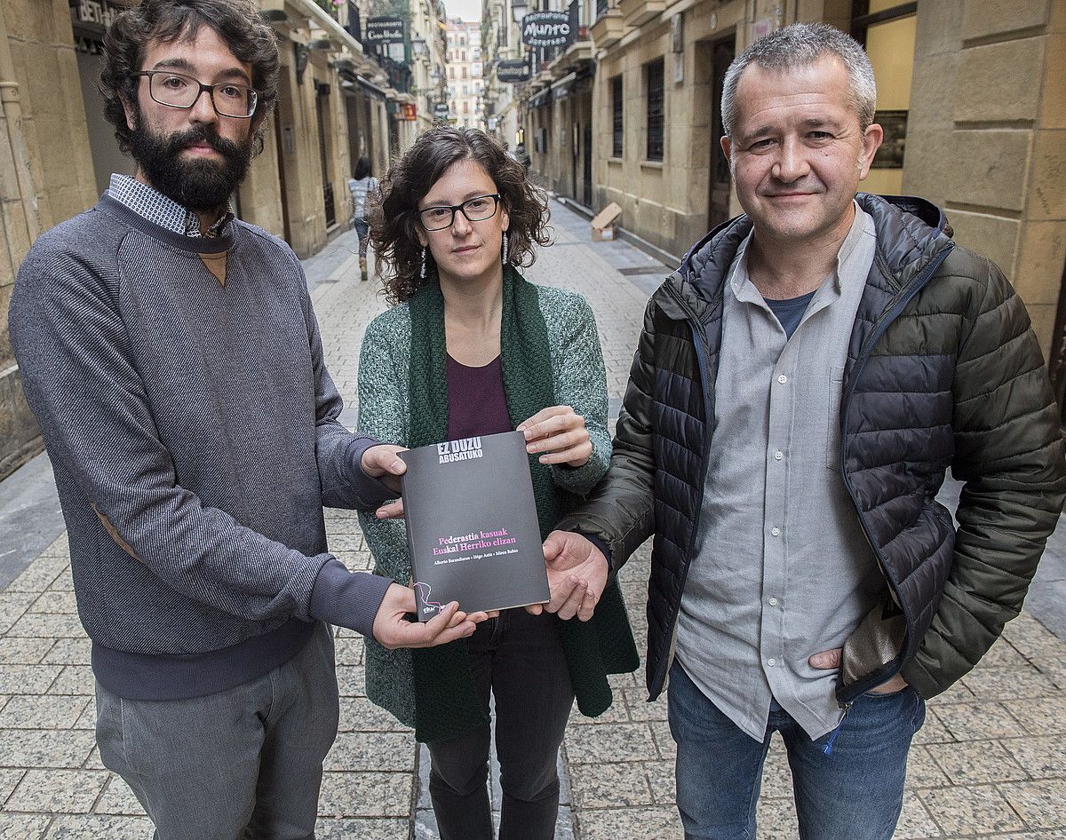 Iñigo Astiz, Miren Rubio eta Alberto Barandiaran, atzo, liburua aurkezten. GORKA RUBIO / ARGAZKI PRESS.