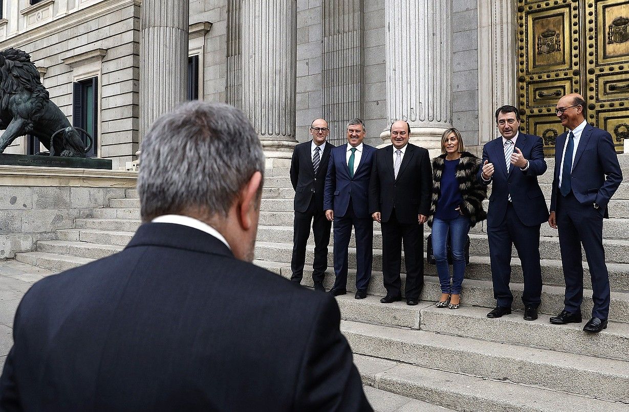 EAJko diputatuak, Pedro Azpiazu Eusko Jaurlaritzako Ogasun eta Ekonomia sailburuari harrera egiten, Espainiako Kongresuaren atarian, atzo. JUAN CARLOS HIDALGO / EFE. EAJko diputatuak, Pedro Azpiazu Eusko Jaurlaritzako Ogasun eta Ekonomia sailburuari harrera egiten, Espainiako Kongresuaren atarian, atzo. JUAN CARLOS HIDALGO / EFE.