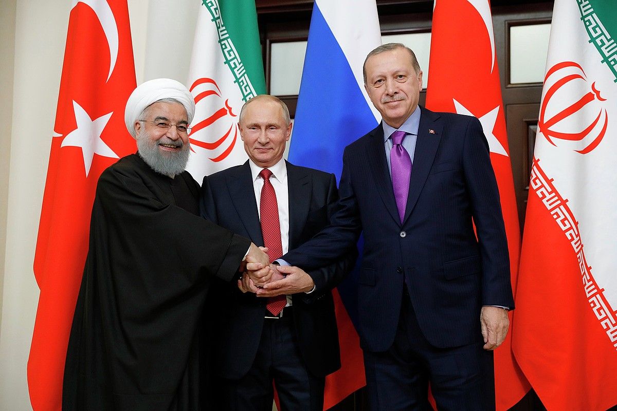 Rohani, Putin eta Erdogan, Siriarako bake konferentzia adosteko eginiko bileraren ostean, herenegun, Sotxin. MICHAEL KLIMENTYEV / EFE.