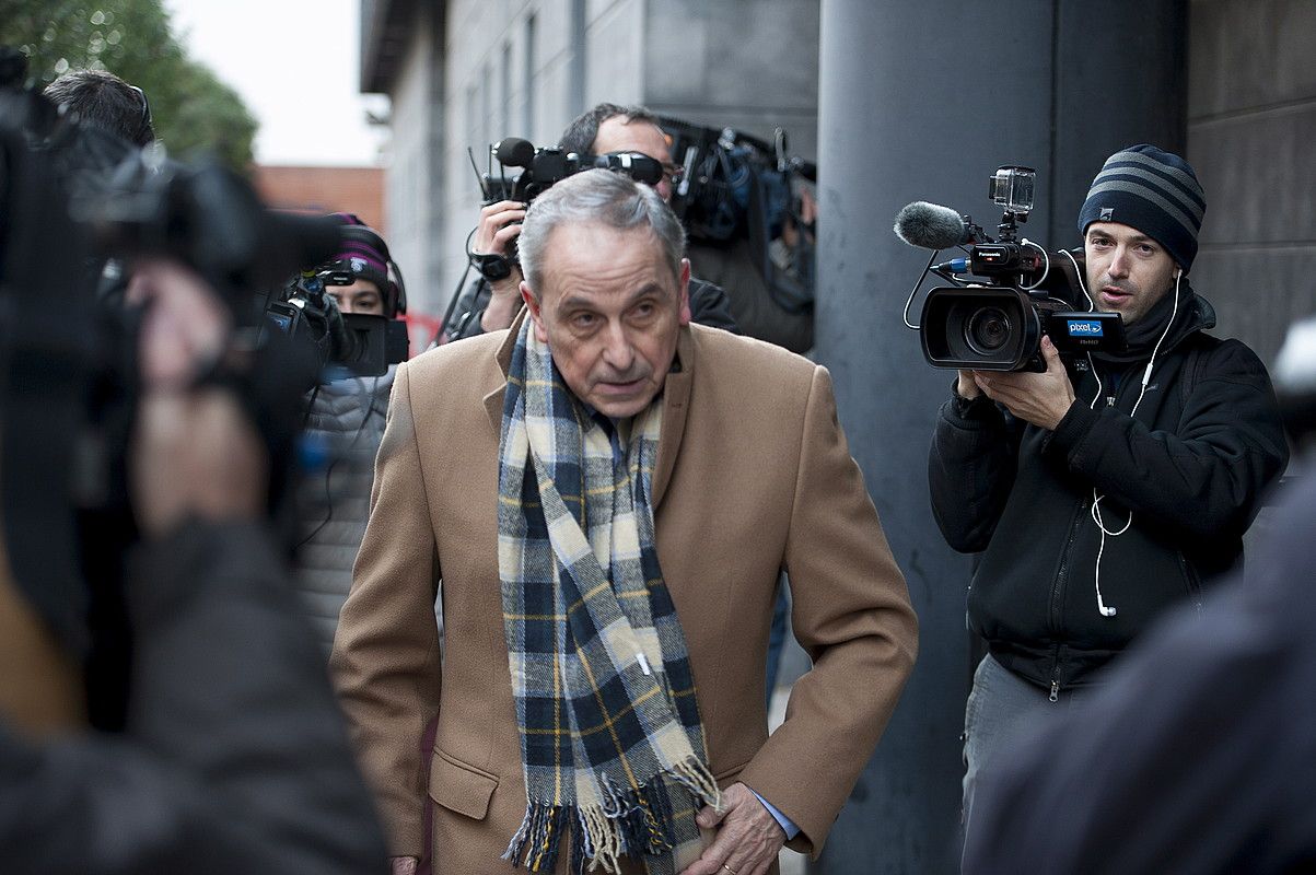 Carlos Bakaikoa, biktimaren abokatua, atzo goizean, Nafarroako Auzitegi Nagusira sartzen, kazetariz inguratuta. IÑIGO URIZ / ARGAZKI PRESS. Carlos Bakaikoa, biktimaren abokatua, atzo goizean, Nafarroako Auzitegi Nagusira sartzen, kazetariz inguratuta. IÑIGO URIZ / ARGAZKI PRESS.
