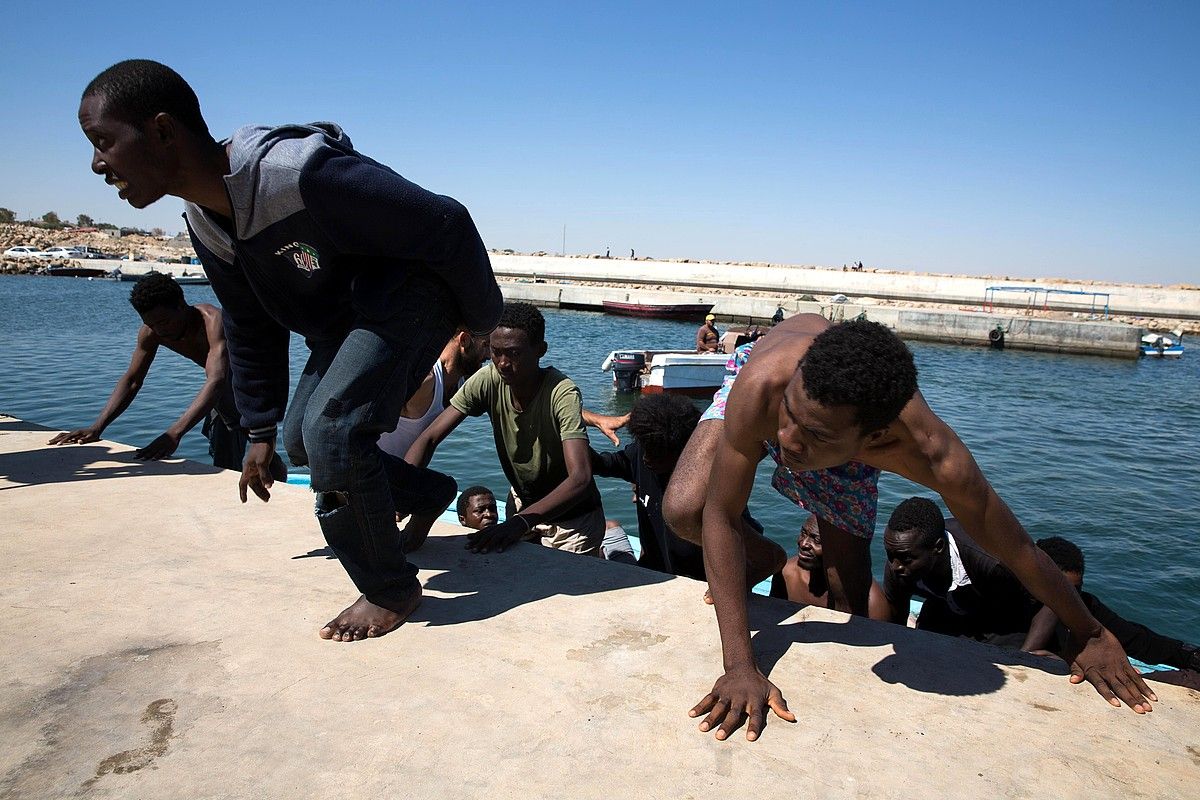 Immigrante talde bat lehorreratzen, Libiako kostazainek erreskatatu ostean, uztailean, Guaraboulin. EPA / EFE. Immigrante talde bat lehorreratzen, Libiako kostazainek erreskatatu ostean, uztailean, Guaraboulin. EPA / EFE.
