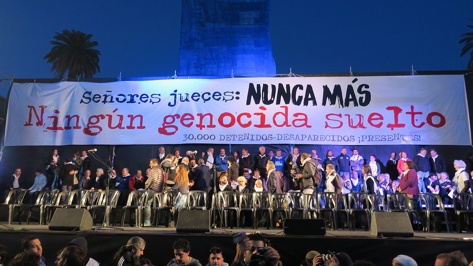 Giza eskubideen aldeko talde batek pasa den maiatzean Buenos Airesen egindako protesta bat. SARA MARTOS / EFE. Giza eskubideen aldeko talde batek pasa den maiatzean Buenos Airesen egindako protesta bat. SARA MARTOS / EFE.