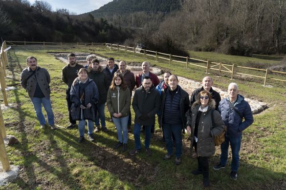 Nafarroako Gobernuko, Aranzadiko eta Artzibarko eta inguruko udaletako ordezkariak, otsailaren 7an, Artzibarko termen ondoan. IÑIGO URIZ / FOKU Nafarroako Gobernuko, Aranzadiko eta Artzibarko eta inguruko udaletako ordezkariak, otsailaren 7an, Artzibarko termen ondoan. IÑIGO URIZ / FOKU