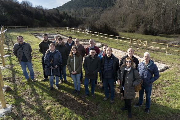 Nafarroako Gobernuko, Aranzadiko eta Artzibarko eta inguruko udaletako ordezkariak, otsailaren 7an, Artzibarko termen ondoan. IÑIGO URIZ / FOKU