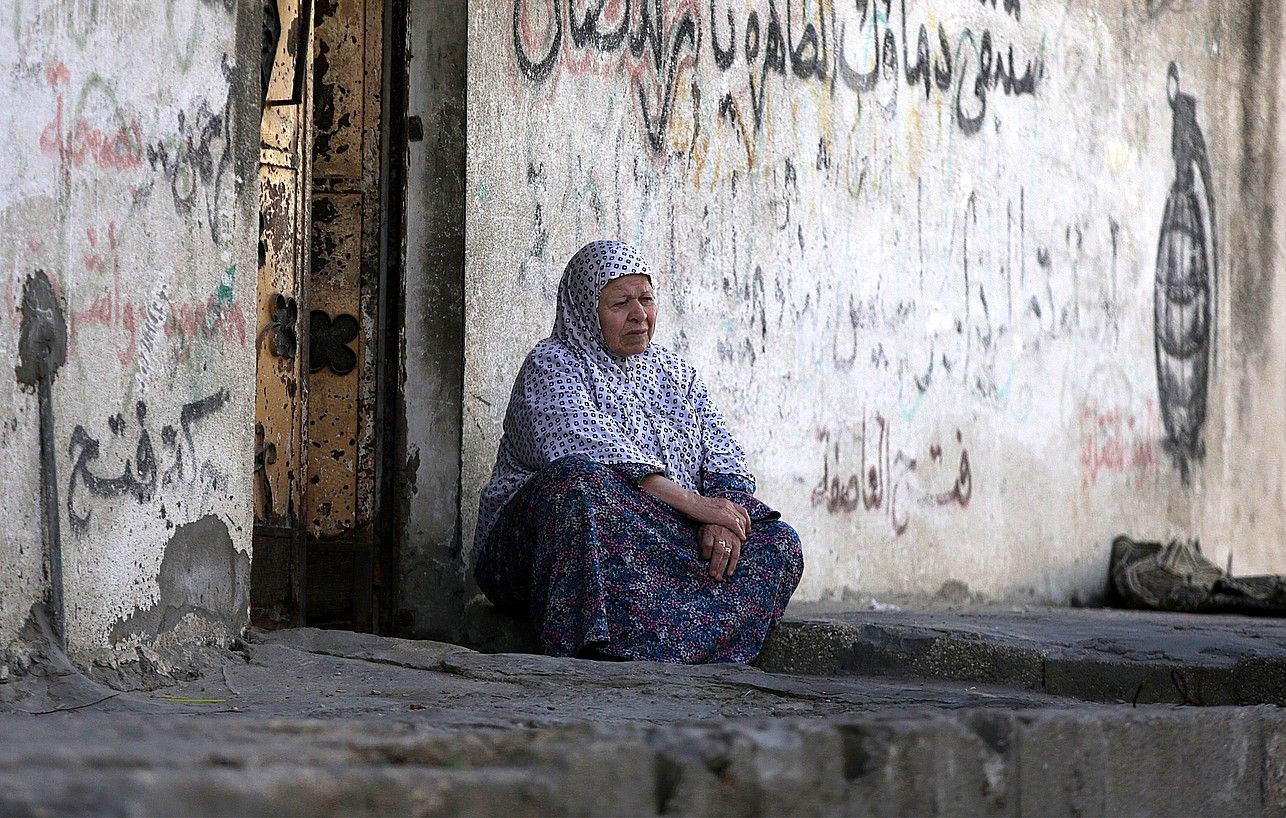 Palestinar bat, atzo, Al-Nusairat errefuxiatu gunean, Gazan. MOHAMMED SABER / EFE. Palestinar bat, atzo, Al-Nusairat errefuxiatu gunean, Gazan. MOHAMMED SABER / EFE.