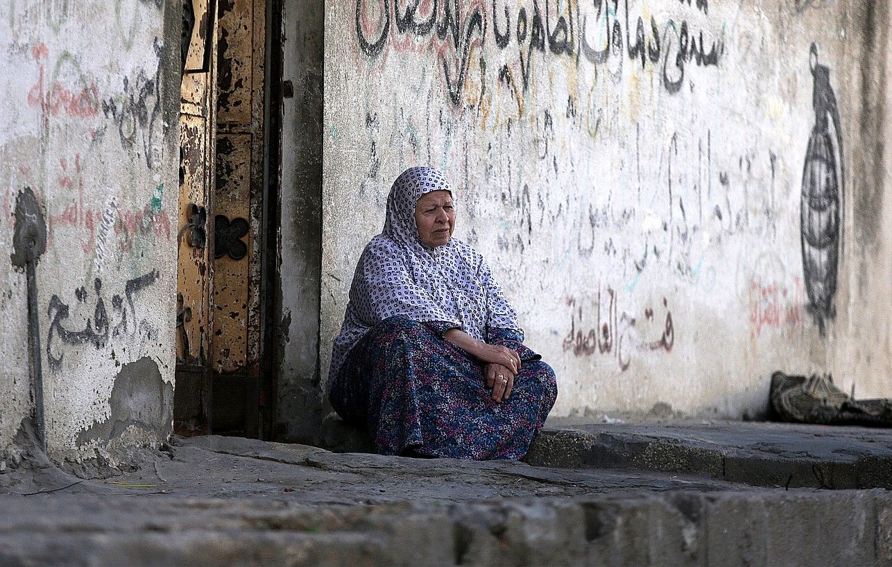 Palestinar bat, atzo, Al-Nusairat errefuxiatu gunean, Gazan. MOHAMMED SABER / EFE.