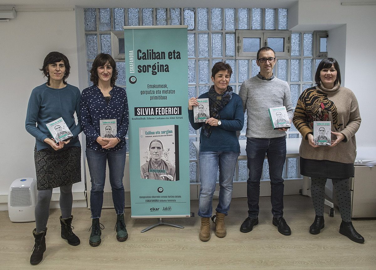 Antxiñe Mendizabal, Lorea Agirre, Edurne Lazkano, Aitor Arruti eta Ainara Lasa, atzo, Donostiako Emakumeen Etxean, Silvia Federiciren Caliban eta sorgina liburuaren aurkezpenean. JON URBE / ARGAZKI PRESS.