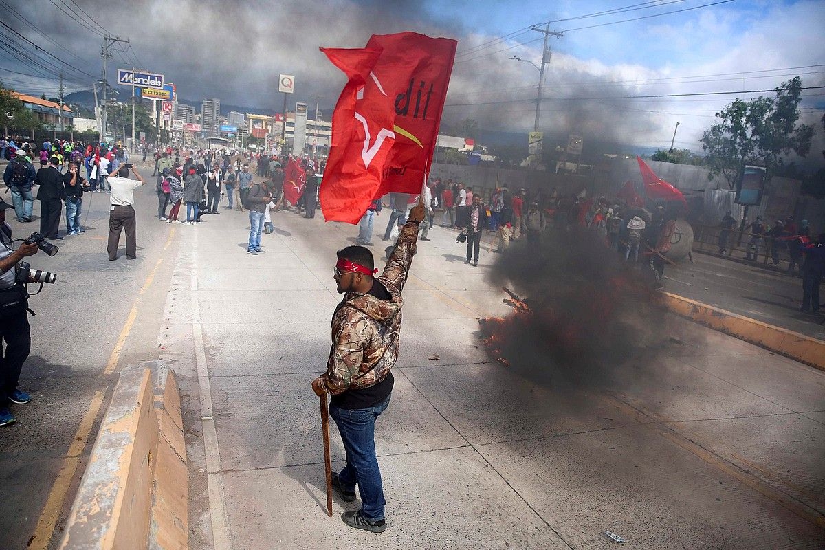 Salvador Nasralla hautagaiaren jarraitzaileek protesta egin zuten, atzo, Tegucigalpa hiriburuan. GUSTAVO AMADOR / EFE. Salvador Nasralla hautagaiaren jarraitzaileek protesta egin zuten, atzo, Tegucigalpa hiriburuan. GUSTAVO AMADOR / EFE.