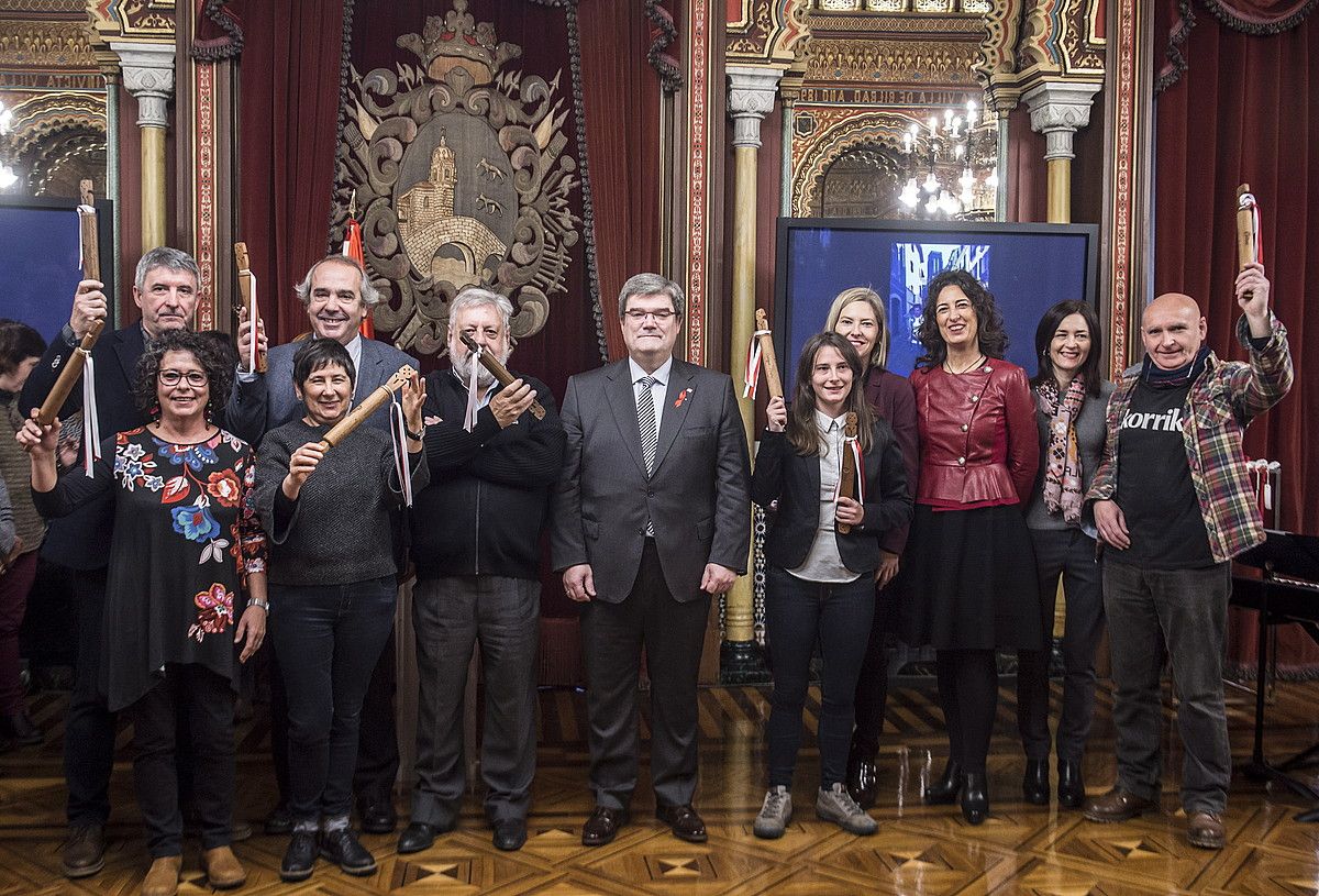 Omenduak eta ordezkari politikoak, atzo, Bilboko Udalean. M. RAMIREZ / ARP. Omenduak eta ordezkari politikoak, atzo, Bilboko Udalean. M. RAMIREZ / ARP.
