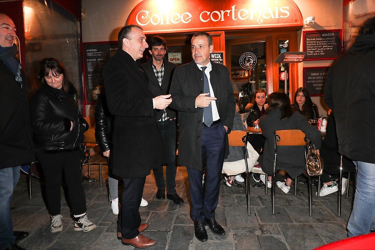 Jean-Guy Talamoni Pe a Corsicako kidea, lehengo astean, koalizioaren jarraitzaile batzurekin. OLIVIER SANCHEZ / EFE. Jean-Guy Talamoni Pe a Corsicako kidea, lehengo astean, koalizioaren jarraitzaile batzurekin. OLIVIER SANCHEZ / EFE.