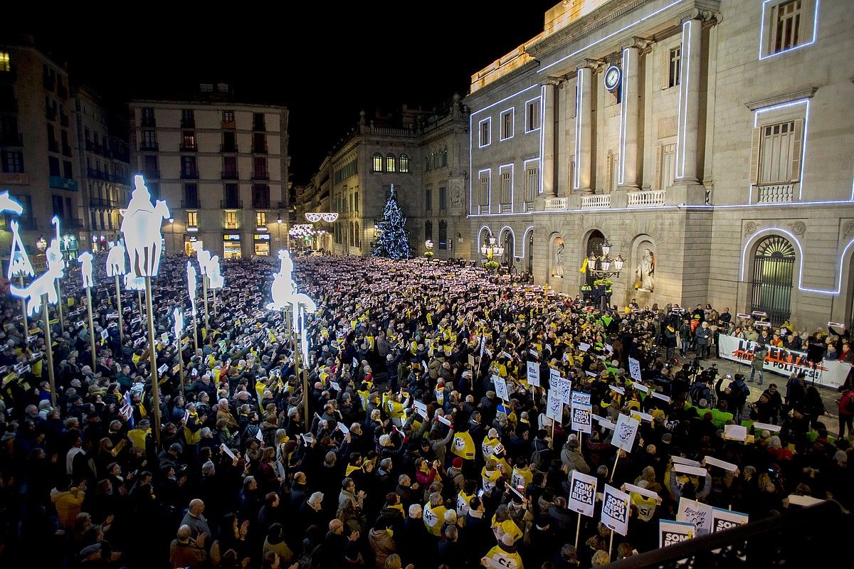 Raul Romeva, Carles Mundo, Jordi Turull eta Josep Rull, atzo, Estremerako kartzelatik atera zirenean. VICTOR LERENA / EFE.