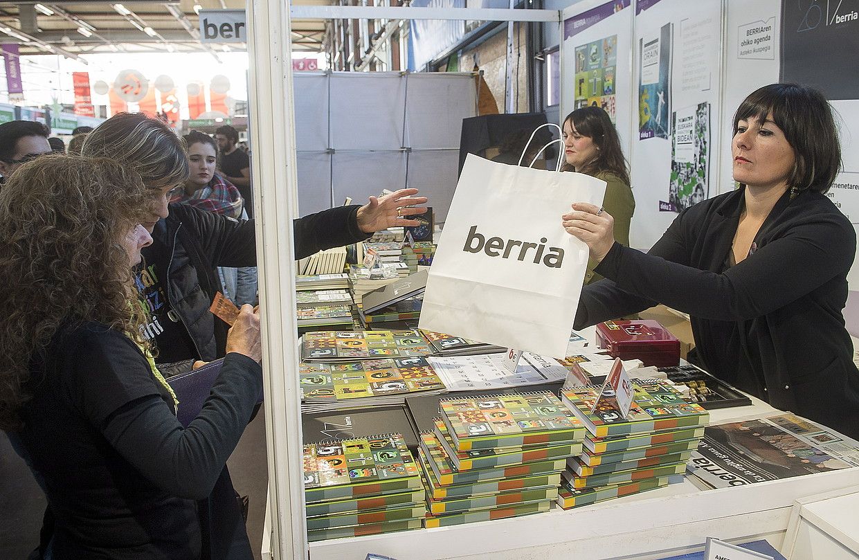 BERRIAren produktuak ere erosi ahalko dira egunotan Durangoko Azokan. LUIS JAUREGIALTZO / ARGAZKI PRESS.