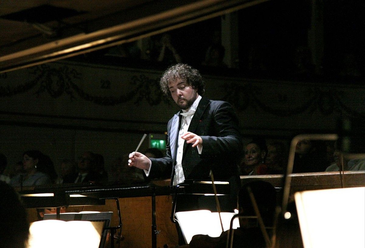 Jose Miguel Perez-Sierra orkestra zuzendaria. BERRIA.