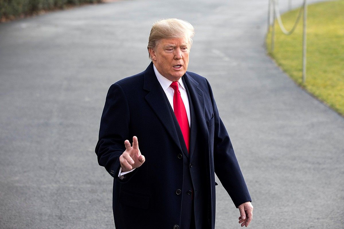 Donald Trump, Etxe Zuriaren kanpoaldean, herenegun. JIM LO SCALZO / EFE. Donald Trump, Etxe Zuriaren kanpoaldean, herenegun. JIM LO SCALZO / EFE.