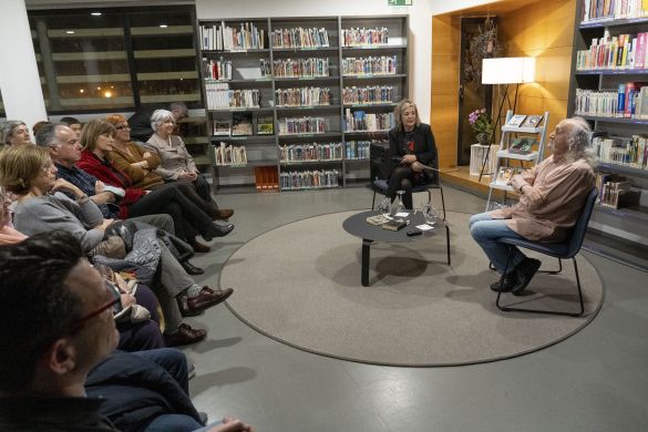 Montxo Armendariz, eskuinean, Iruñeko Civican aretoko liburutegian, hango arduradun Olga Balbonarekin izandako solasaldian, joan den astean. IÑIGO URIZ / FOKU