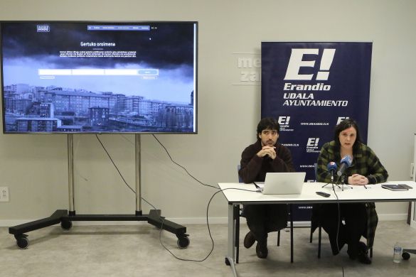 Memoria historikoarekin lotutako hainbat proiektu egin ditu Aranzadik Bizkaian. Irudian, Javi Buces Aranzadiko historialaria eta Aitziber Oliban Erandioko alkatea, Erandioko memoria webgunearen aurkezpenean, iazko urtarrilaren 16an. OSKAR MATXIN EDESA / FOKU Memoria historikoarekin lotutako hainbat proiektu egin ditu Aranzadik Bizkaian. Irudian, Javi Buces Aranzadiko historialaria eta Aitziber Oliban Erandioko alkatea, Erandioko memoria webgunearen aurkezpenean, iazko urtarrilaren 16an. OSKAR MATXIN EDESA / FOKU