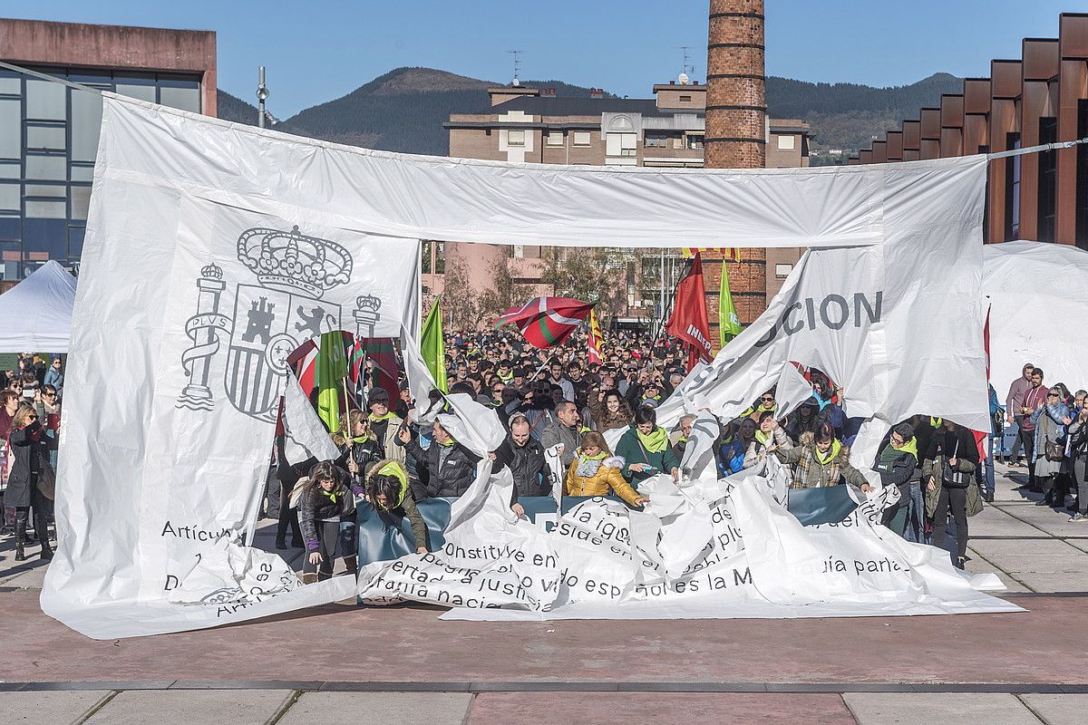 Independentistak antolatuta, manifestazio egin zuten atzo Durangon. JUANAN RUIZ / ARGAZKI PRESS.