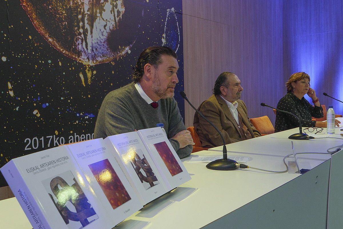 Miguel Zugaza Arte Ederren Museoko zuzendaria, Javier Viar ikerlariarekin eta Begoña Gonzalez liburutegi arduradunarekin batera. ANDONI CANELLADA / ARGAZKI PRESS. Miguel Zugaza Arte Ederren Museoko zuzendaria, Javier Viar ikerlariarekin eta Begoña Gonzalez liburutegi arduradunarekin batera. ANDONI CANELLADA / ARGAZKI PRESS.