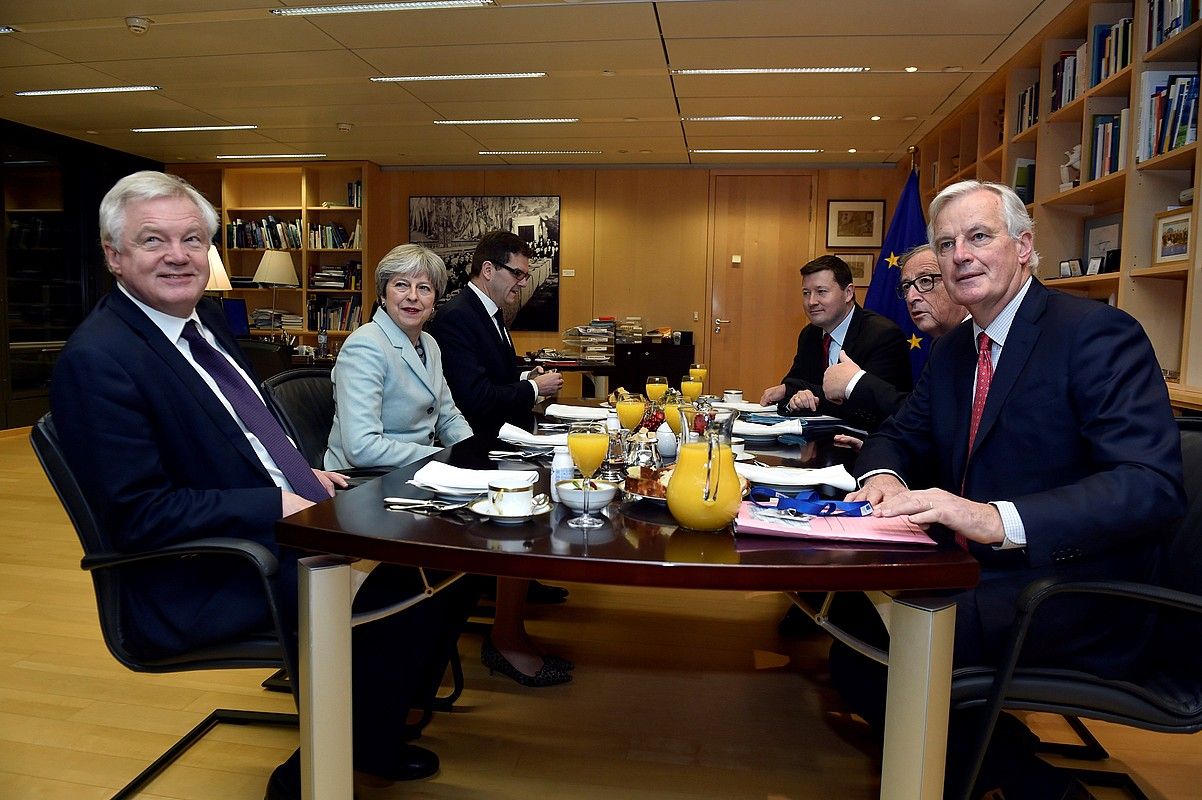 Theresa May eta Jean-Claude Juncker, bi aldeetako negoziatzaileen erdian, Europako Batzordearen bulegoetan , Bruselan, atzo. ERIK VIDAL / EFE.