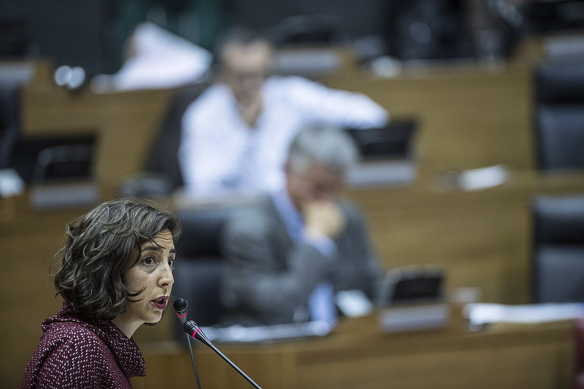 Laura Perez, Nafarroako Ahal Dugu-ko idazkari nagusi ohia, parlamentuko saio batean. JAGOBA MANTEROLA / ARGAZKI PRESS.