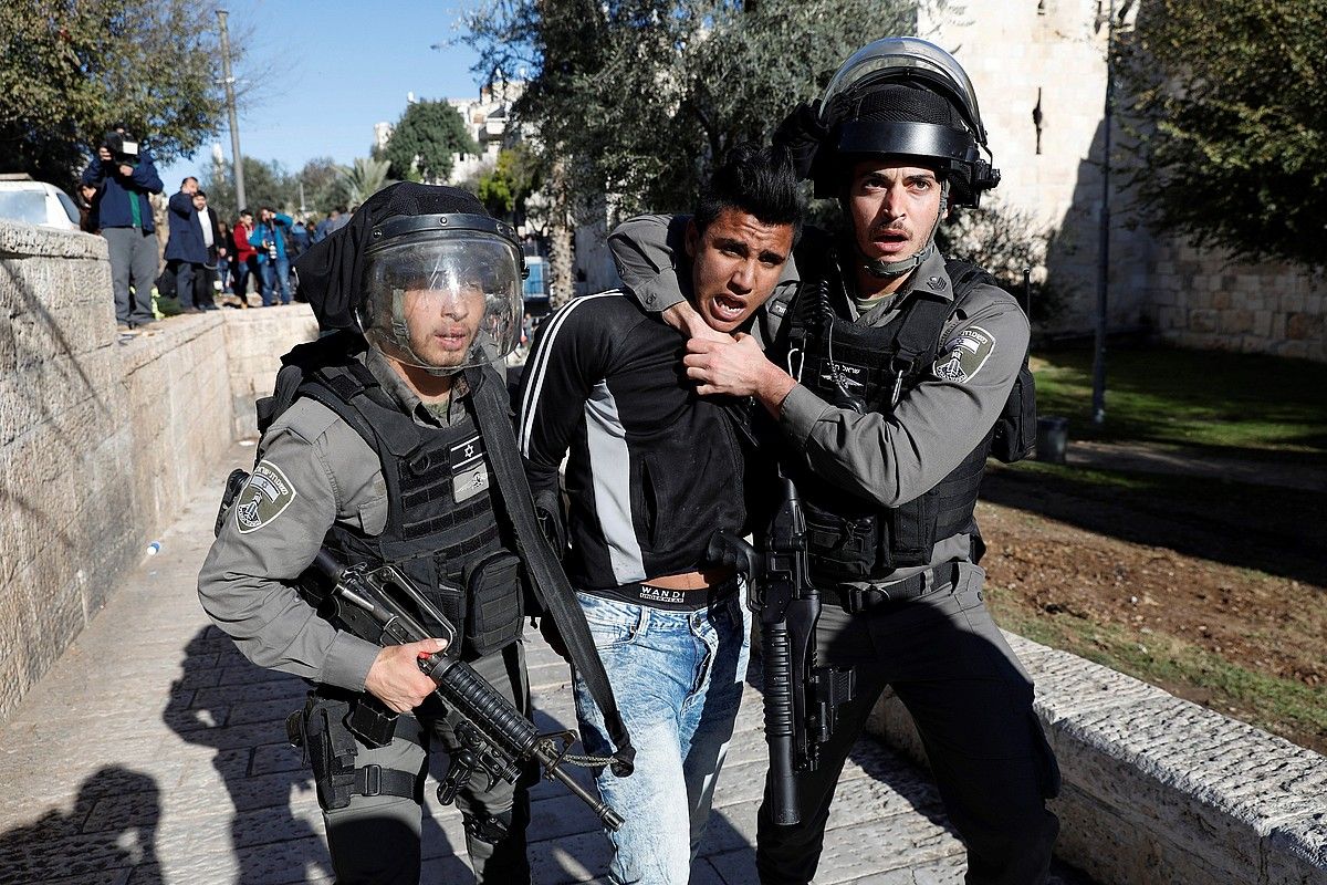 Israelgo poliziak palestinar bat atxilotzen, atzo, Jerusalemgo alde zaharrean. ABIR SULTAN / EFE.