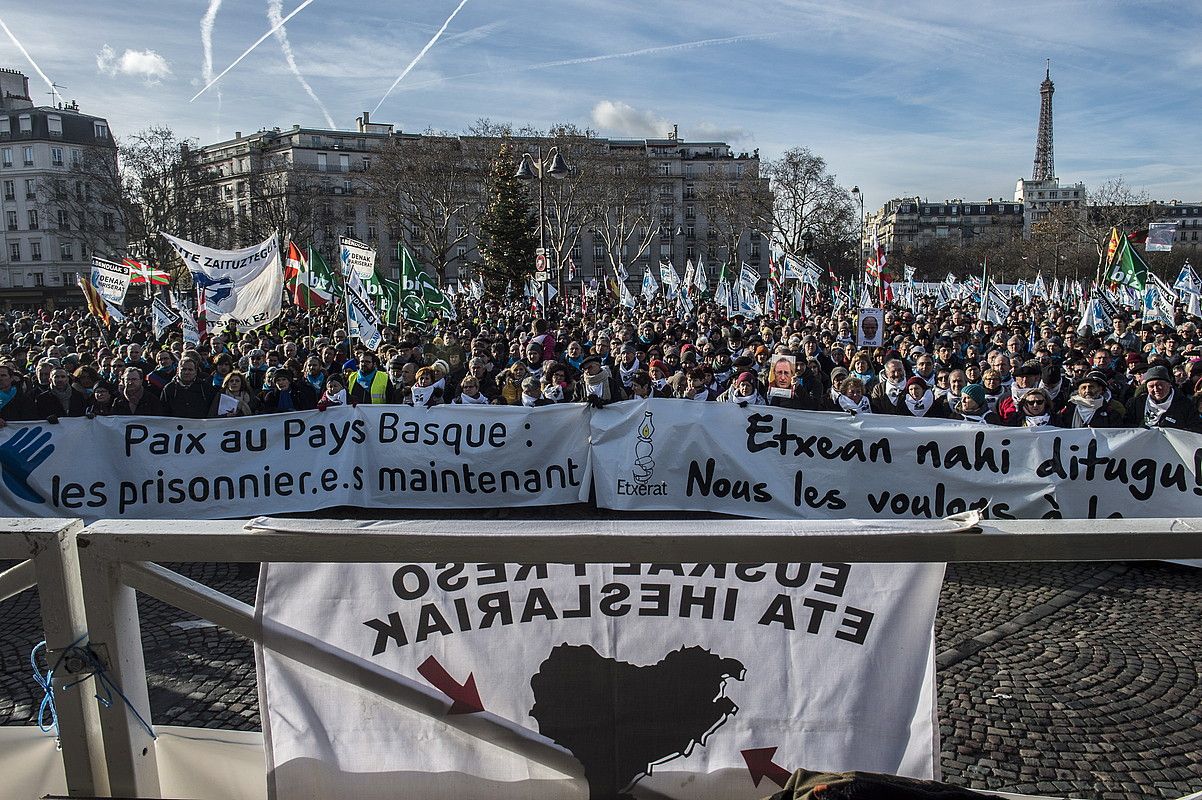Manifestazioaren amaiera, atzo, Parisko Vauban plazan. MARISO RAMIREZ / ARGAZKI PRESS.
