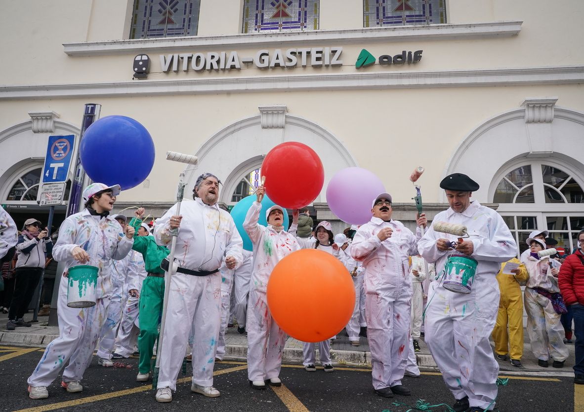 Gasteizko margolarien kalejira Titania Teatro, Indarra Fanfarrea eta Biotzatarrak Fanfarrearen parte hartzearekin.