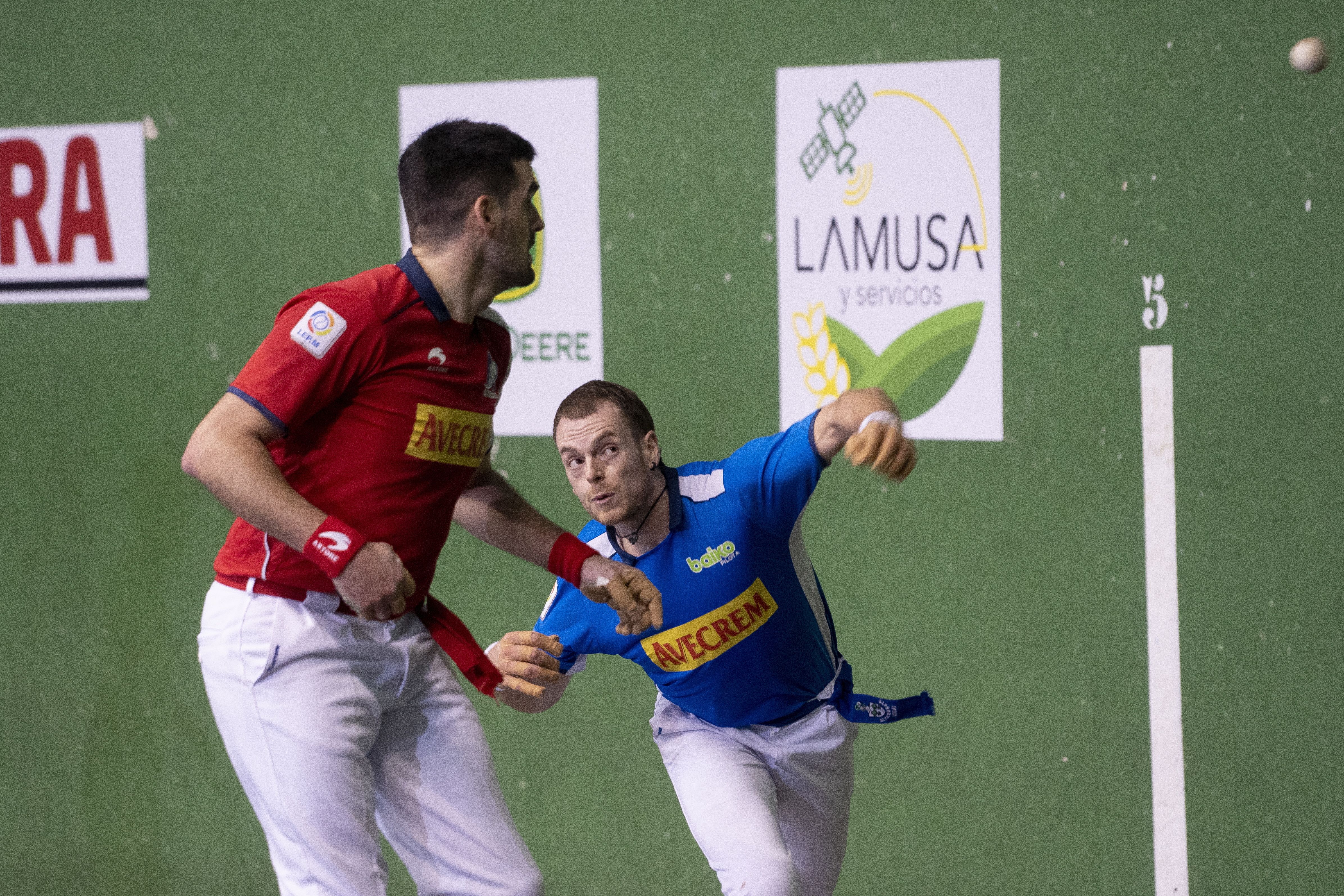 Unai Laso pilota jotzen, gaur, Tafallan (Nafarroa). IÑIGO URIZ / FOKU