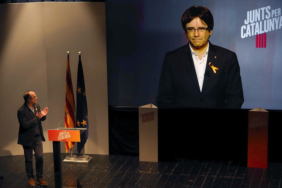Carles Puigdemont, pasa den igandean, Junts Per Catalunyak antolatutako ekitaldi batean bideokonferentziaz parte hartzen. TONI ALBIR / EFE. Carles Puigdemont, pasa den igandean, Junts Per Catalunyak antolatutako ekitaldi batean bideokonferentziaz parte hartzen. TONI ALBIR / EFE.